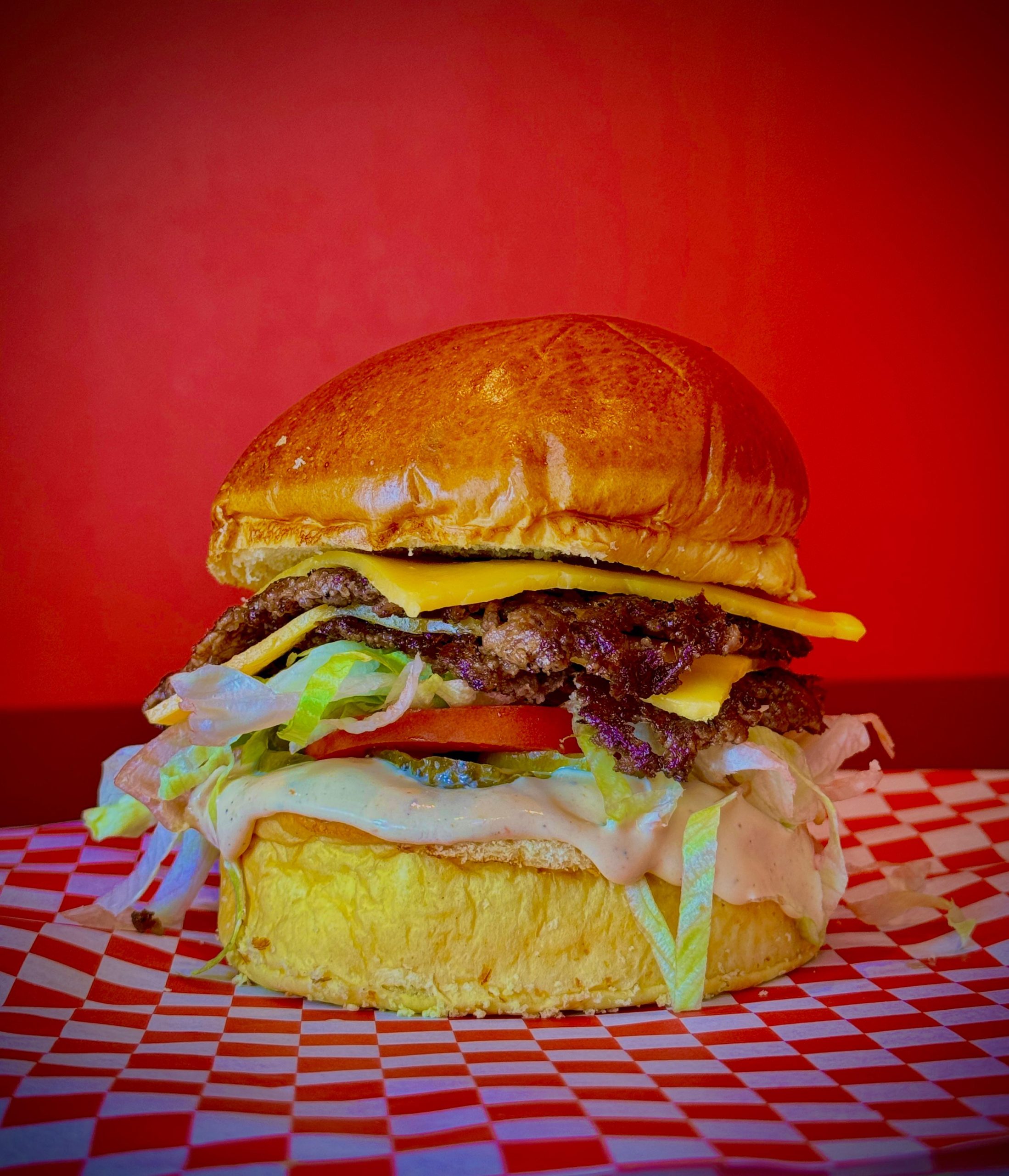 Phi Original, hamburguesa smash de Phiburger con cheddar, lechuga y tomate