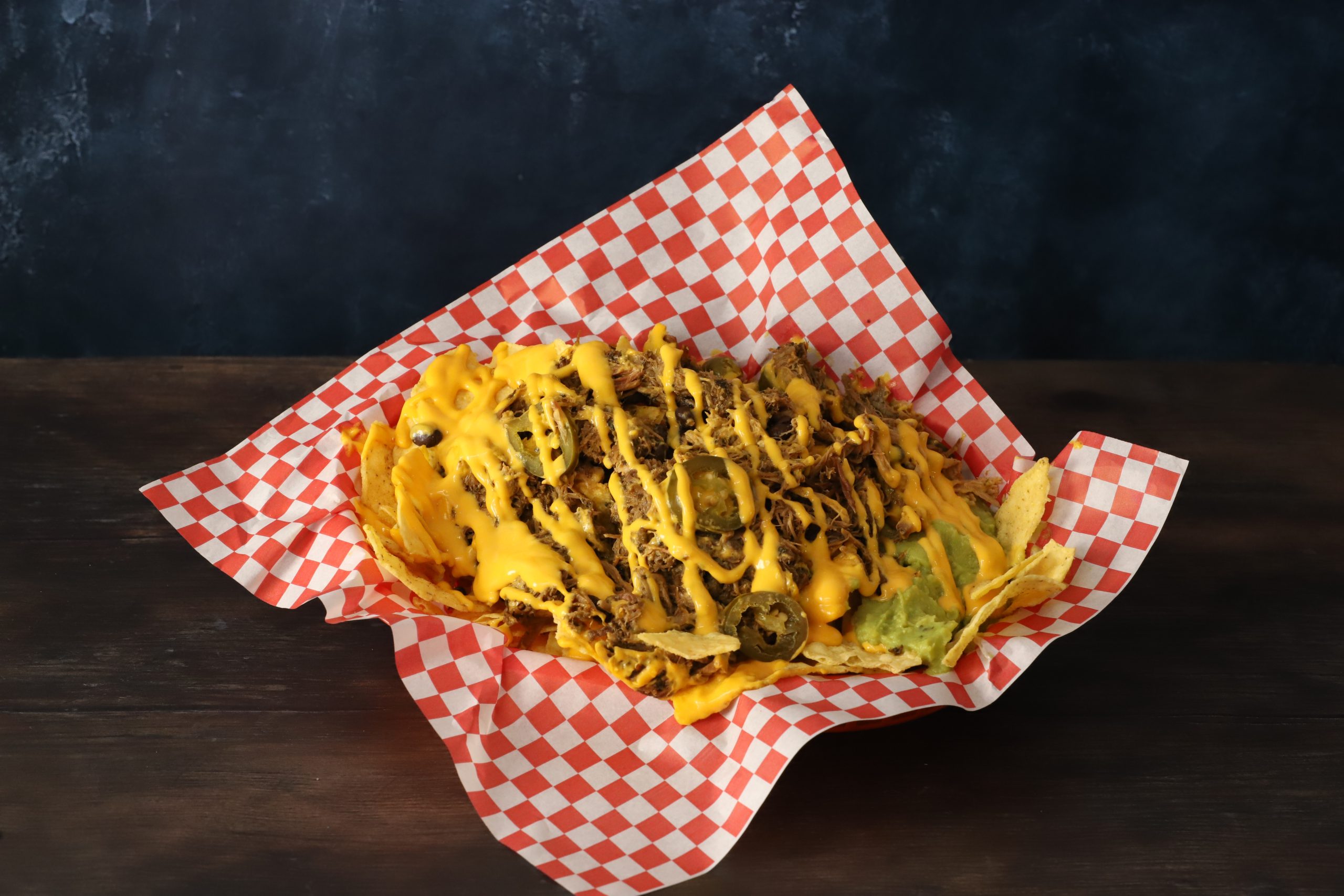 Pulled nachos de Phiburger con carne mechada, cheddar y jalapeños
